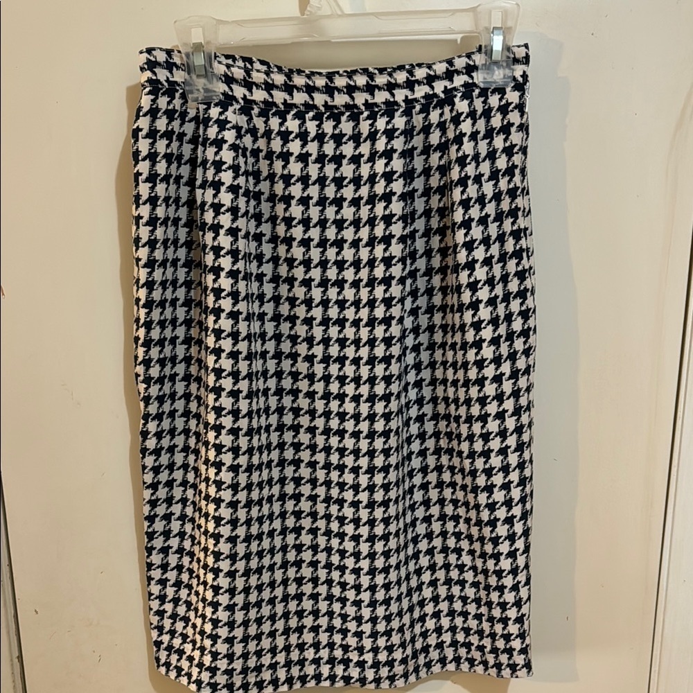 Vintage Talbots 100 % Silk Size 8 Classic Navy Blue and White Houndstooth Skirt!